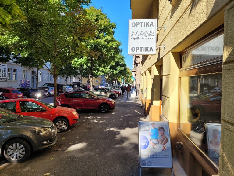 Laubova ulice s Optikou Maja