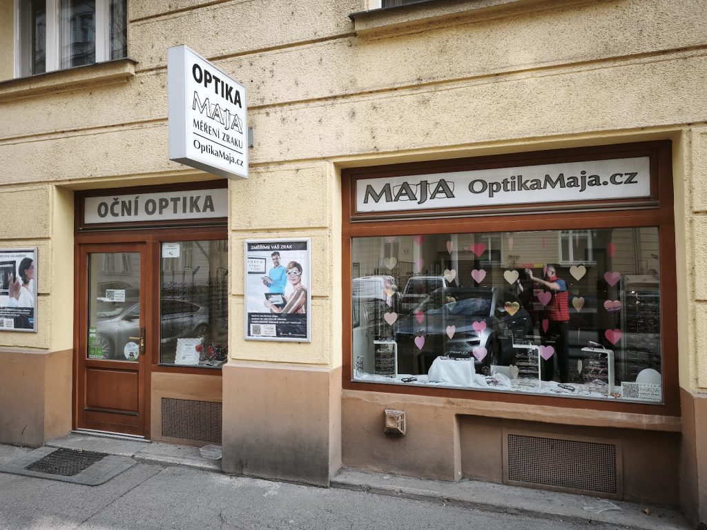 Výloha Optiky Maja v Laubově ulici